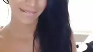 شيميل مثارة في ملابس داخلية بياء تفتح سحابها لتحرر قضيبها السميك الصلب