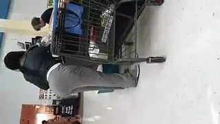 شقراء من المملكة المتحدة تبلع بعمق وتمارس الجنس