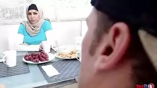 ليلة مايا خليفة الجامحة: إيلاج مزدوج مع ناضجة ومراهقة