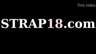 مراهقات مثليات يتناوبن على قضيب صناعي ضخم