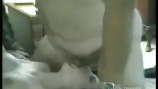 شقراء ماهرة تمص وتنهي ببلع الحمولة