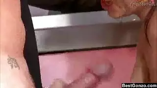 وجه المراهقة الجميلة يُستَخدَم ويُغَطَّى في جنس جماعي