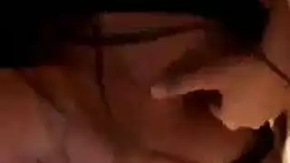 جميلة برونزية تستمني مهبلها المبلل جائعة لقضيب غليظ