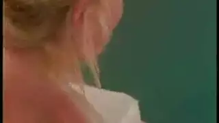 ساقان مفتوحتان تدعوان إلى جماع قوي في هذا المشهد الإباحي