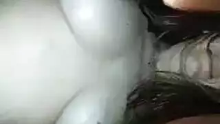 زوجة ذات نظارات مثيرة تمص بقوة على الأريكة