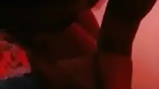 سكرتير كاميرا حية الاستلقاء تحت أشعة الشمس