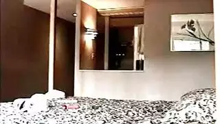 لحظة مهينة تشعل ممارسة مثلية ثلاثية شديدة