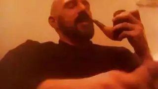 نجمت إباحية شقراء تأخذ أنبوبًا كبيرًا أثناء التدخين