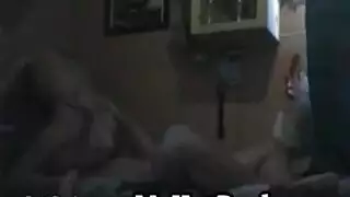 بيني باكس تدلك وتُقَضَّب فرج سمراء مُبتلة بعمق
