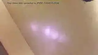 فتاة الأبنوس الجريئة تمارس وضع الكلب المثيرة قبل الجنس العادي