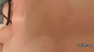 تمص قضيباً صلباً لتدريب فرجها المنقوع للضرب