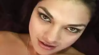 مراهقة سمراء مطيعة تمص قضيبين وتأخذ السائل المنوي في فمها