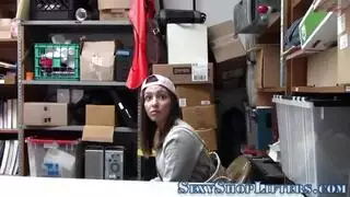 هذه الضابطة تقدم خدمة إباحية لا تنسى