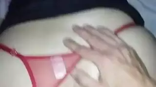 أم ناضجة مشحمة في جوارب تركب القضيب بمهارة