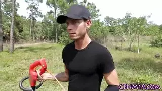 مراهقة محلوقة تأخذ قضيب عملاق بعمق