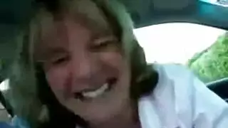 مشهد بين الأعراق إباحي: ميلف خائنة تأخذ قضيبين بعد مداعبة مهبلية