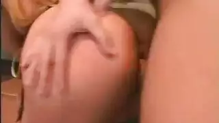 العاهرة المثيرة تتعرض للعمل الجماعي وتُملأ بالسائل المنوي