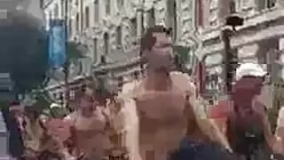 زنا وإثارة: جنس جماعي قاس في صالون التدليك