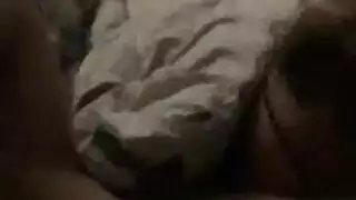 امرأة بريطانية ممتلئة تظهر فرجها المشعر على الجلد