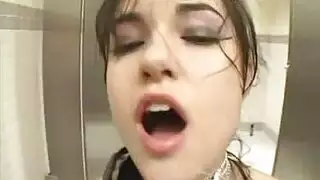 خيال ساشا الفاحش في عبادة الفم يتحول إلى إباحية حقيقية