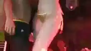 عاهرة آسيوية تلعق الشرج بلعبة جنسية قاسية في مشهد إباحي