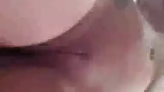 شقراء ساخنة تنقع مجفف المرحاض ببولها الذهبي