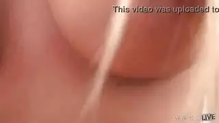 سيدة مع خاتمتها في المرحاض