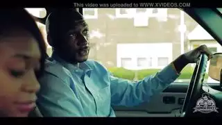 الطالبة المشاغبة تركع من أجل قذف مدرسي قاسٍ على وجهها