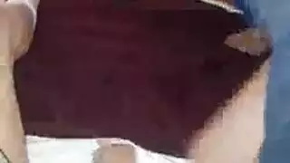 رحلة مجنونة: السمراء الحارة تُحشى بقضيب كبير