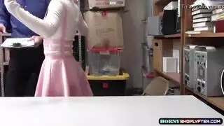 فتاة لص مشاغبة تفتح ساقيها لتجنب السجن