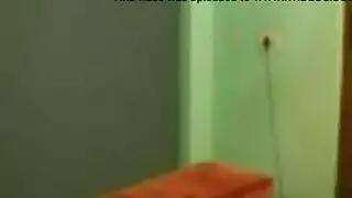 عاهرة هندية مثارة تفرك هزازها من خلال شبكة الصيد