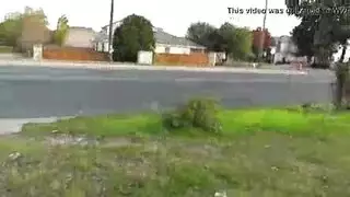 فتاة شقي في سراويل جان هي محاولة العثور على موقف جنسي مثالي، مع وجود عمل جنسي مثير