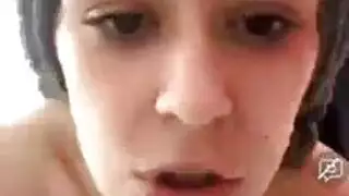 فاتنة غريب يلعب مع بوسها وجمل ، لأنها تحتاج إلى اللعنة جيدة