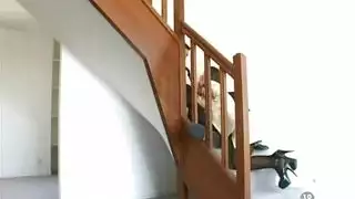 مشهد بورنو في مرحاض عام: مزيج قذف في الحلق والفرج