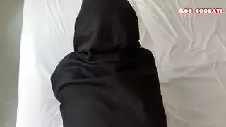 امرأة عربية ناضجة محجبة تمارس الجنس بقوة مع جيرانها النشطين