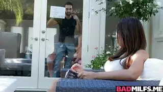 المشاركة تُظهر الاهتمام: أم زوجة الأب وابنتها تتقاسمان قضيبًا كبيرًا