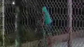 تتمتع مراهقة نحيفة ذات شعر مجعد ، وكمدة ماندي ، تقوم بحفر بوسها المشعر