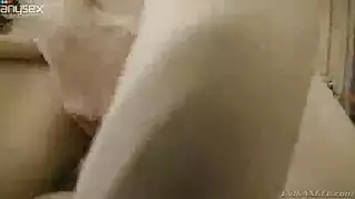 فتاة عربية ناعمة تأخذ قضيبين في مهبلها المبلل