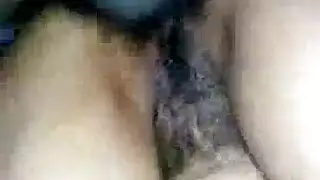 الفتاة الهندية الناضجة تُدمر ثقوبها في سيارة إباحية