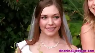 فانتازيا علاقة سحاقية جماعية: عروس مع عدة كسوكس مبللة