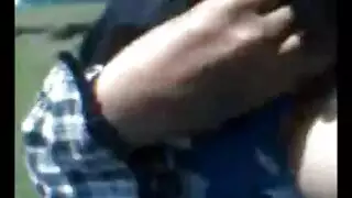 تكشف تلك الأثداء المثالية في الشارع للتعامل الخشن