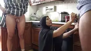 زوج متلصص يصور زوجته وهي تتعرض للضرب بقضيب ضخم