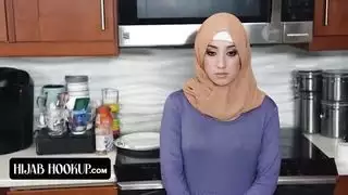 مراهقة عربية ترتدي الحجاب تمص بقوة قبل الركوب الجنسي العنيف