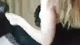 راقصة شرقية تخلع ملابسها لعرض إباحي صريح