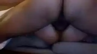 التلميذة الآسيوية السيئة تحب الجنس الخشن على الأريكة مع صديقها ذو القضيب الكبير