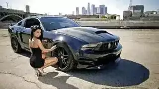 شقراء وقحة تعرض ثدييها وتركب قضيب الجار دون أن تراها عيون