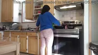 لعب في زي ونزول مني