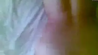 امرأتان ناضجتان ممتلئتان الصدر تستخدمان لعبة بيضاء ضخمة بشدة