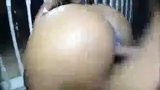 حظ المبتدئين: سيدة ناضجة سمراء خبيرة في ثلاثي جنسي من نوع شواء البصق