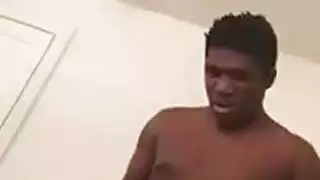 فيلم زوجها الإباحي السري يلهم جلسة جماع ساخنة في زي مدرسي